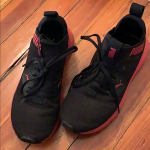 Boys puma sneaker size 4 1/2